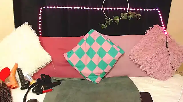 AmazingDarkDoll online show from 11-21-25, 04:06