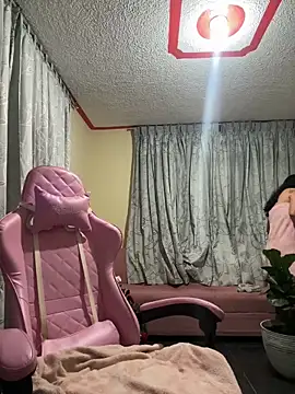 Snapshot of laure_torres chatting on 10-01-25, 10:57 laure torres online show from 10-01-25, 10:57