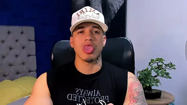Snapshot of rocoo_santos chatting on 10-23-25, 01:04 rocoo santos online show from 10-23-25, 01:04