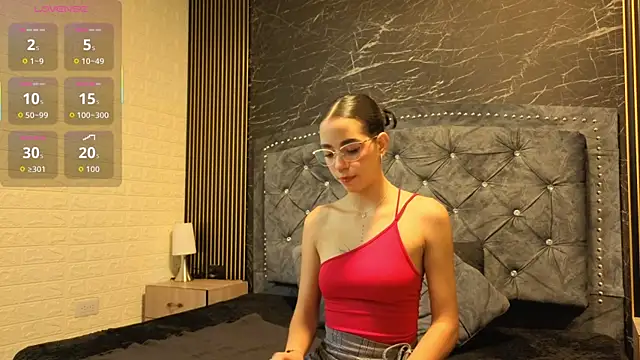 Snapshot of violett__golden chatting on 09-25-25, 02:12 violett golden online show from 09-25-25, 02:12
