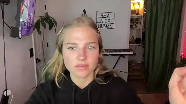 Snapshot of sweetceeme chatting on 10-20-25, 03:19 sweetceeme online show from 10-20-25, 03:19