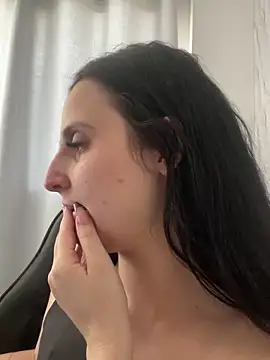 yumi-hot online show from 04-13-26, 04:44