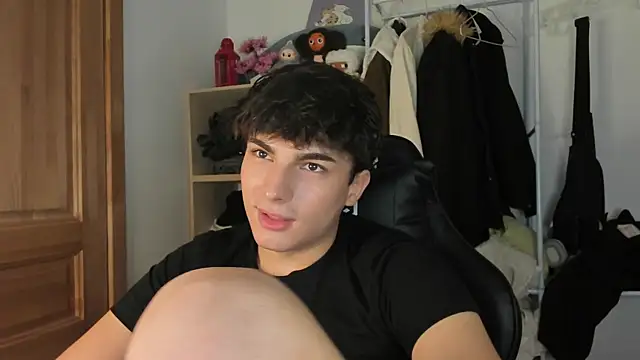 Snapshot of mystic_evan chatting on 10-15-25, 02:14 mystic evan online show from 10-15-25, 02:14