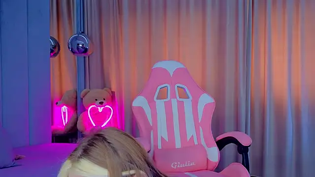 Reina Cummings online show from 11-05-25, 06:49