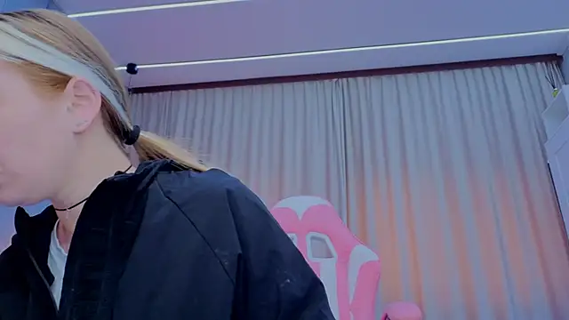 Reina Cummings online show from 11-16-25, 07:02