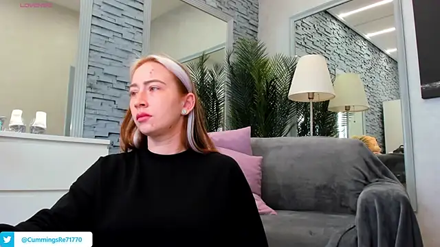 Reina Cummings online show from 03-11-26, 07:24