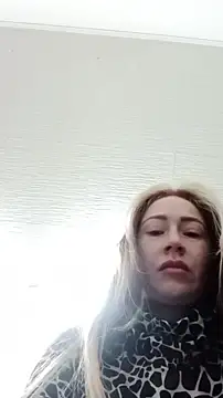 Reina Cummings online show from 12-04-25, 05:39