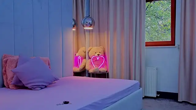 Reina Cummings online show from 11-09-25, 06:39