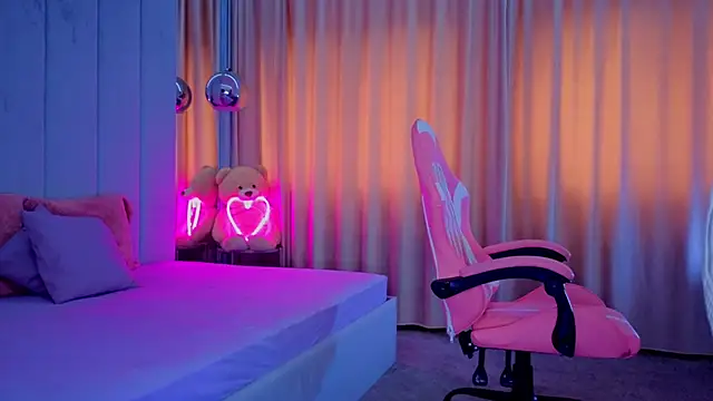 Reina Cummings online show from 10-28-25, 06:34