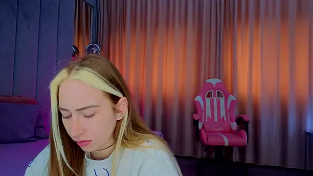 Reina Cummings online show from 11-06-25, 07:23