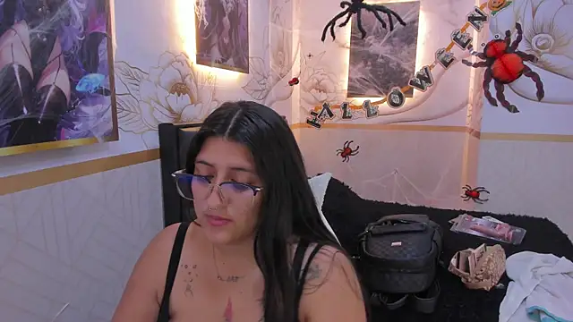 Snapshot of megann__up chatting on 10-20-25, 10:43 megann  up online show from 10-20-25, 10:43