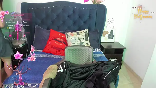 LucyPetit online show from 10-10-25, 01:12
