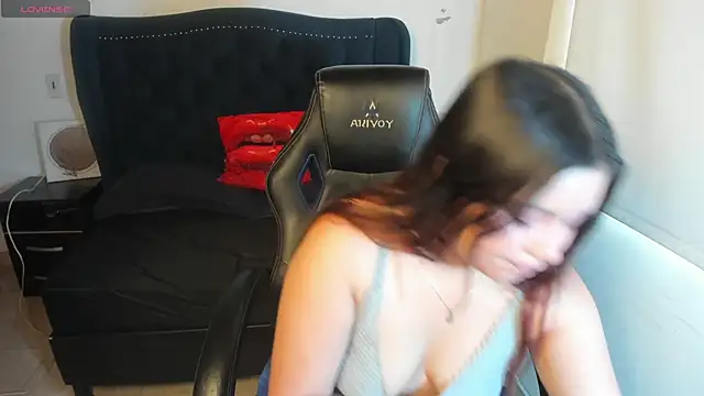 LucyPetit online show from 11-19-25, 12:49