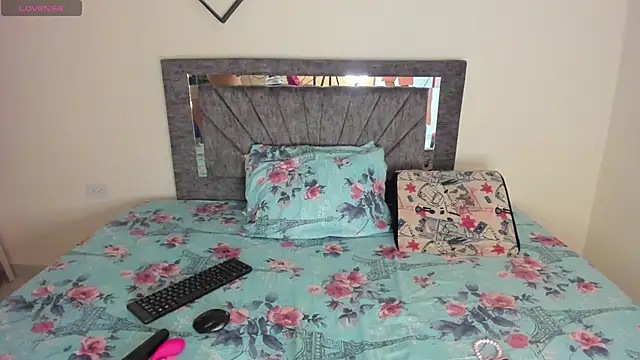 Laurasofia01 online show from 11-30-25, 12:11