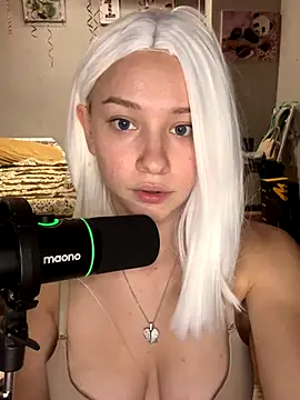 Snapshot of JennaOluretn chatting on 10-07-25, 05:25 JennaOluretn online show from 10-07-25, 05:25