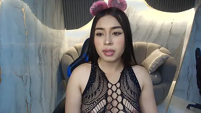 Snapshot of martina1_r chatting on 10-20-25, 12:49 martina1 r online show from 10-20-25, 12:49