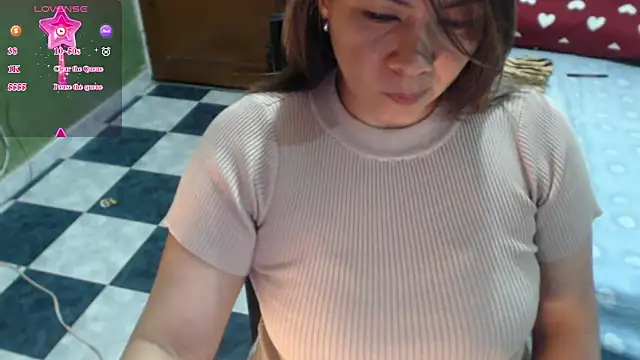 Snapshot of hiilarybrown chatting on 03-15-26, 01:34 hiilarybrown online show from 03-15-26, 01:34