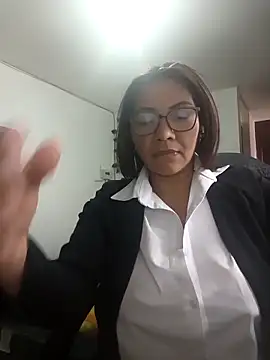 Snapshot of hiilarybrown chatting on 03-09-26, 06:33 hiilarybrown online show from 03-09-26, 06:33