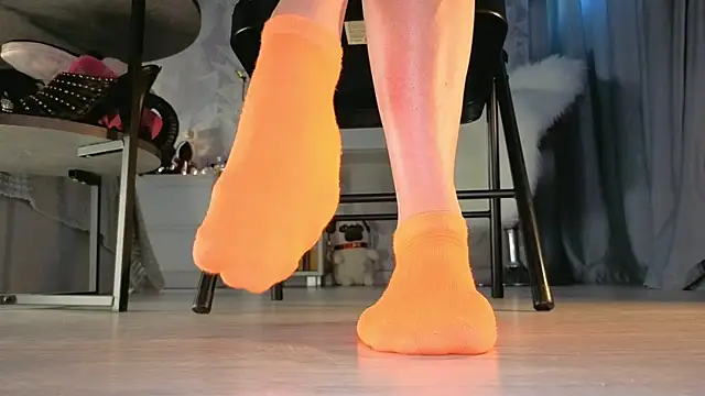 Snapshot of Feet_Heelss chatting on 10-17-25, 12:18 Feet Heelss online show from 10-17-25, 12:18