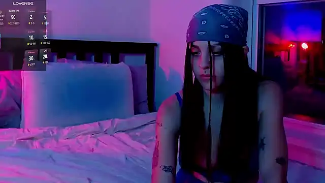 Snapshot of VanessaVipera chatting on 10-11-25, 12:00 VanessaVipera online show from 10-11-25, 12:00