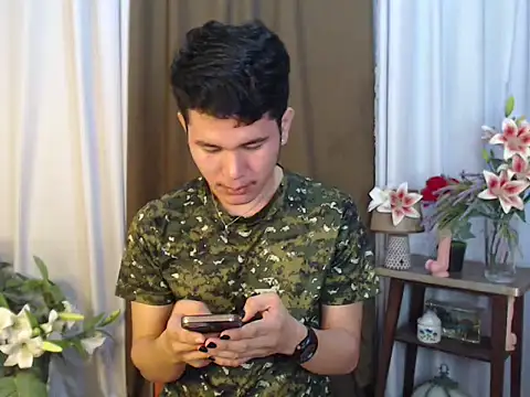 Snapshot of master_kent chatting on 12-17-25, 11:04 master kent online show from 12-17-25, 11:04