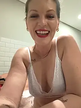 Karlacasada online show from 10-25-25, 01:49