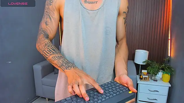 Leo santoro online show from 11-25-25, 01:55