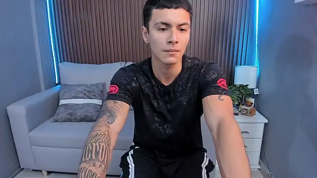 Snapshot of Leo_santoro chatting on 09-20-25, 02:33 Leo santoro online show from 09-20-25, 02:33