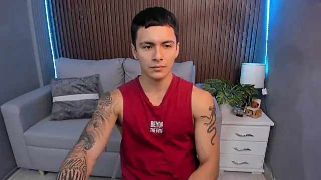 Snapshot of Leo_santoro chatting on 09-18-25, 01:47 Leo santoro online show from 09-18-25, 01:47