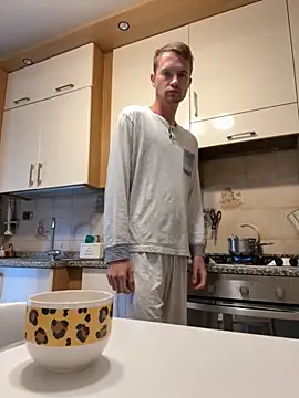 Snapshot of Italy_sex_boy chatting on 09-27-25, 11:38 Italy sex boy online show from 09-27-25, 11:38