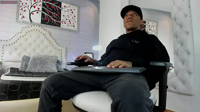 Snapshot of Yan_king1 chatting on 10-09-25, 04:46 Yan king1 online show from 10-09-25, 04:46