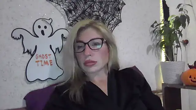 Snapshot of fox_red_lady7 chatting on 10-27-25, 07:04 fox red lady7 online show from 10-27-25, 07:04