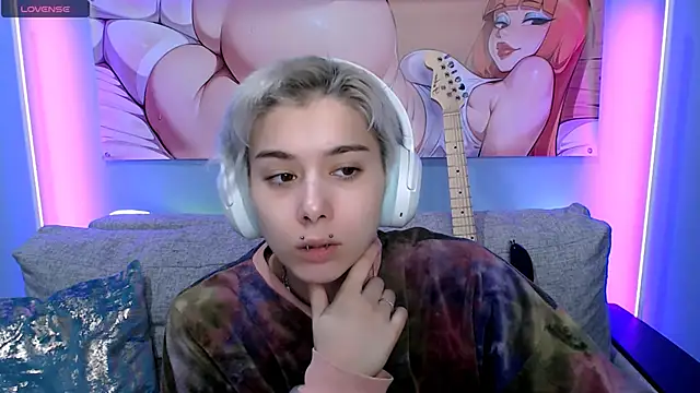 Snapshot of SophieAsh chatting on 11-18-25, 09:01 SophieAsh online show from 11-18-25, 09:01