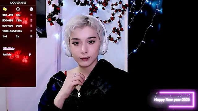 Snapshot of SophieAsh chatting on 12-15-25, 11:31 SophieAsh online show from 12-15-25, 11:31