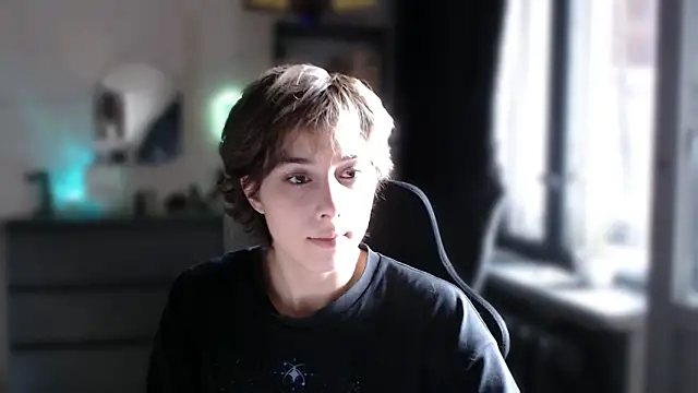 Snapshot of SophieAsh chatting on 06-19-26, 05:35 SophieAsh online show from 06-19-26, 05:35