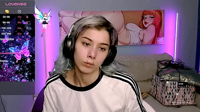 Snapshot of SophieAsh chatting on 10-17-25, 08:06 SophieAsh online show from 10-17-25, 08:06