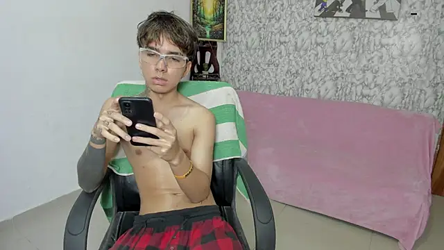 Snapshot of maxxis_eli chatting on 10-09-25, 04:13 maxxis eli online show from 10-09-25, 04:13