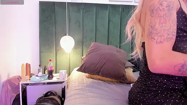 PaulinaGame online show from 11-21-25, 02:27