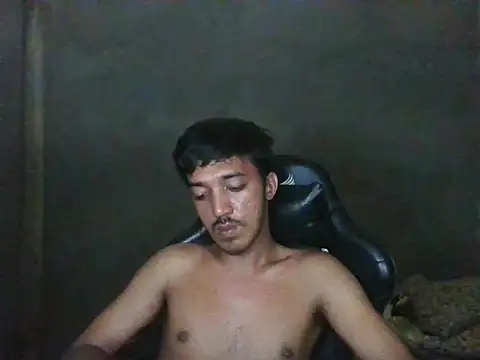 Snapshot of RowyCam chatting on 10-29-25, 03:38 RowyCam online show from 10-29-25, 03:38