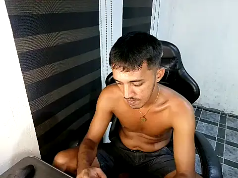Snapshot of RowyCam chatting on 07-14-26, 10:32 RowyCam online show from 07-14-26, 10:32