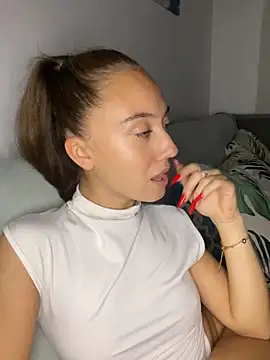 Snapshot of CristinaSww chatting on 10-15-25, 07:22 CristinaSww online show from 10-15-25, 07:22