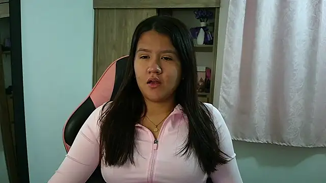Snapshot of Oliviawatson1 chatting on 05-12-26, 12:00 Oliviawatson1 online show from 05-12-26, 12:00
