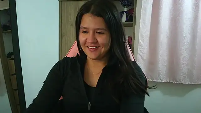 Snapshot of Oliviawatson1 chatting on 05-25-26, 12:15 Oliviawatson1 online show from 05-25-26, 12:15
