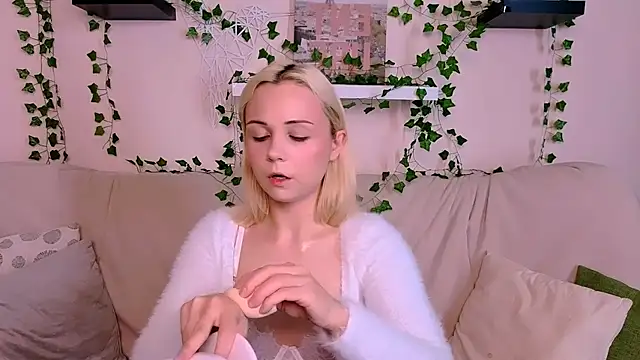 Charlotte Colinss online show from 09-25-25, 05:13