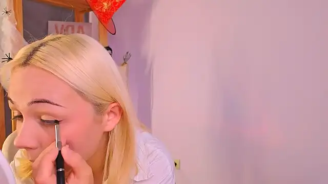 Charlotte Colinss online show from 10-25-25, 03:49