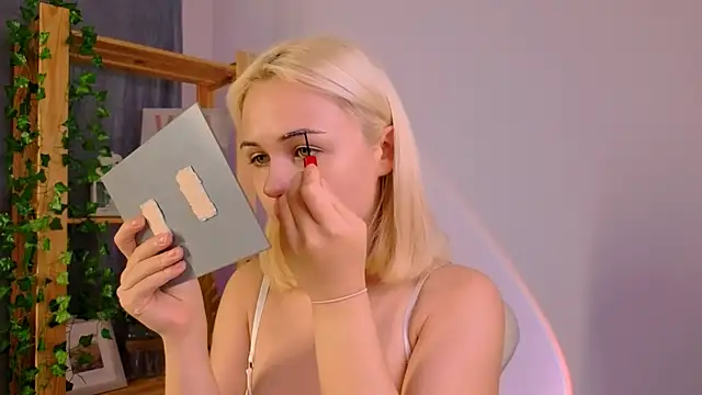 Charlotte Colinss online show from 10-16-25, 04:21