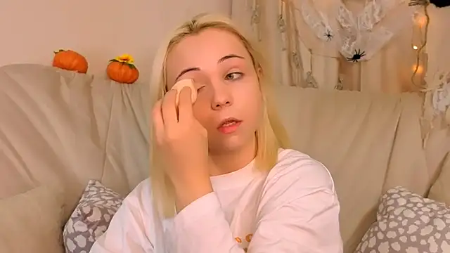 Charlotte Colinss online show from 10-20-25, 05:20