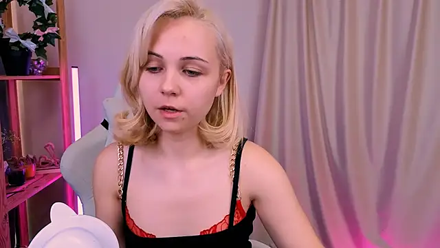 Charlotte Colinss online show from 10-12-25, 04:03