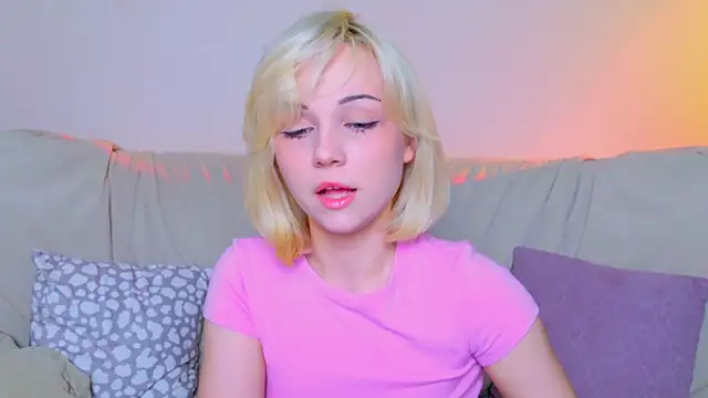 Snapshot of Charlotte_Colinss chatting on 05-09-26, 05:44 Charlotte Colinss online show from 05-09-26, 05:44
