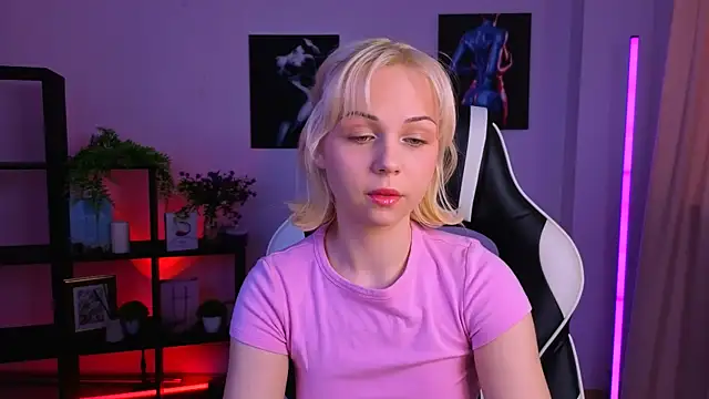 Charlotte Colinss online show from 04-04-26, 03:57